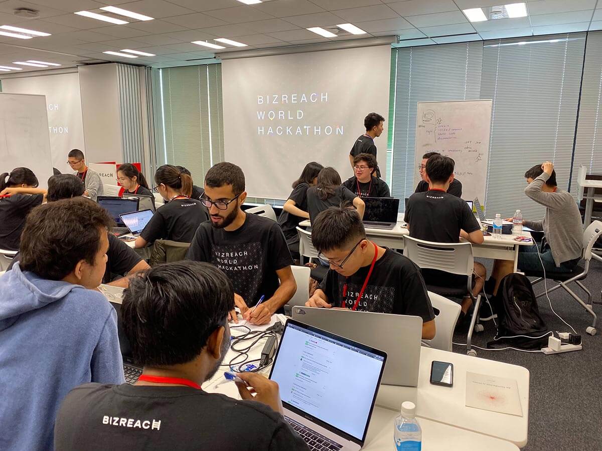 ハッカソン2日目（開発中）の様子