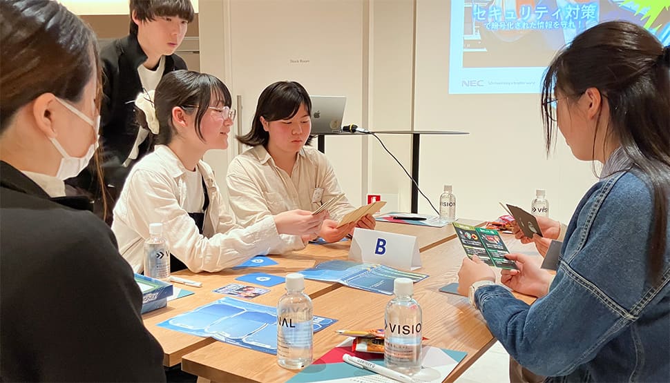 お仕事体験（対戦型カードゲームでの疑似体験）の様子